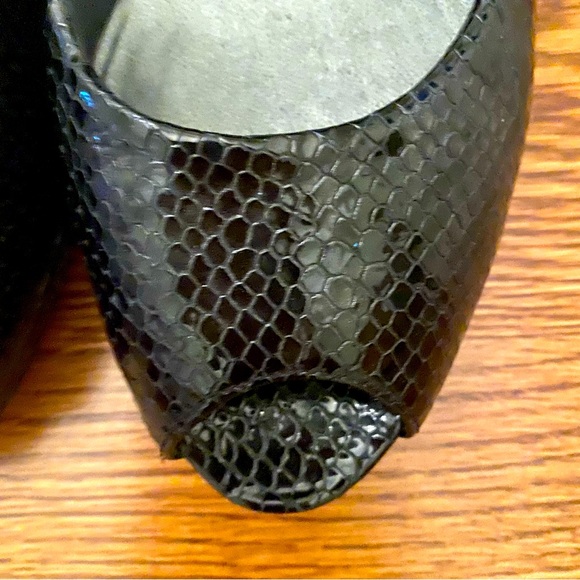 Stuart Weitzman Logo Plainfield Snake Embossed Platform Peep-Toe Pump, size 8.5 - Picture 7 of 9